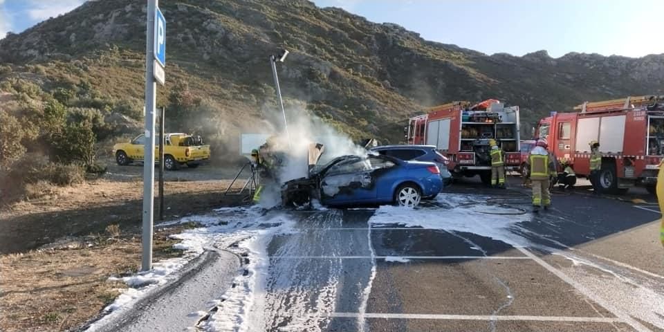 Cremen dos cotxes a Sant Pere de Rodes