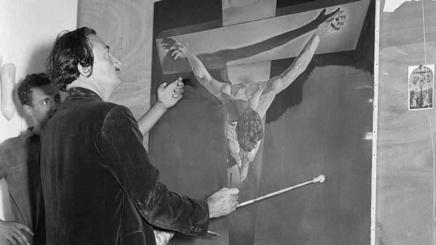 Salvador Dalí pintant «El Crist» al taller de Portlligat, l'any 1951.