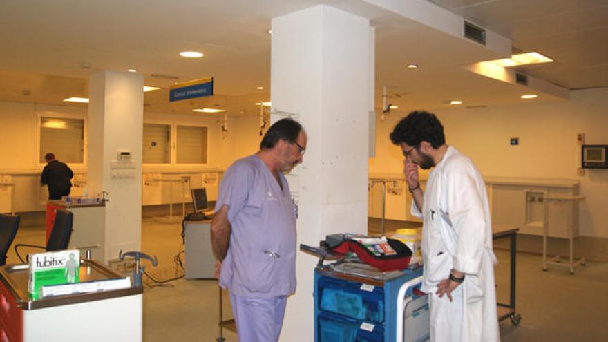 Paco Muela, facultativo de Urgencias, junto a Florentino Barrio, subdirector de Enfermería, ayer en el edificio de Hemodiálisis.