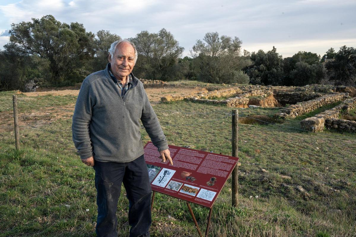 Narcis Llavanera, davant del jaciment.