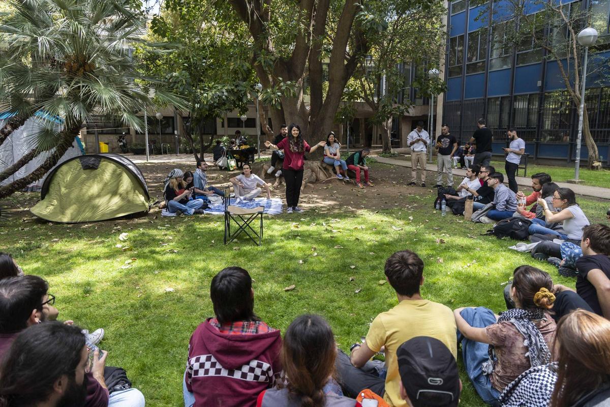 Asamblea de estudiantes de la UV participantes en la acampada en apoyo a Palestina.