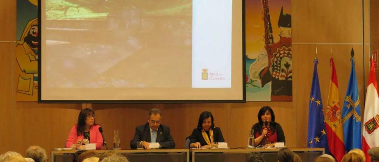 Pilar Alcorta, Ángel Riego, María Jesús Álvarez y Amelia Fernández, en el centro polivalente La Baragaña.