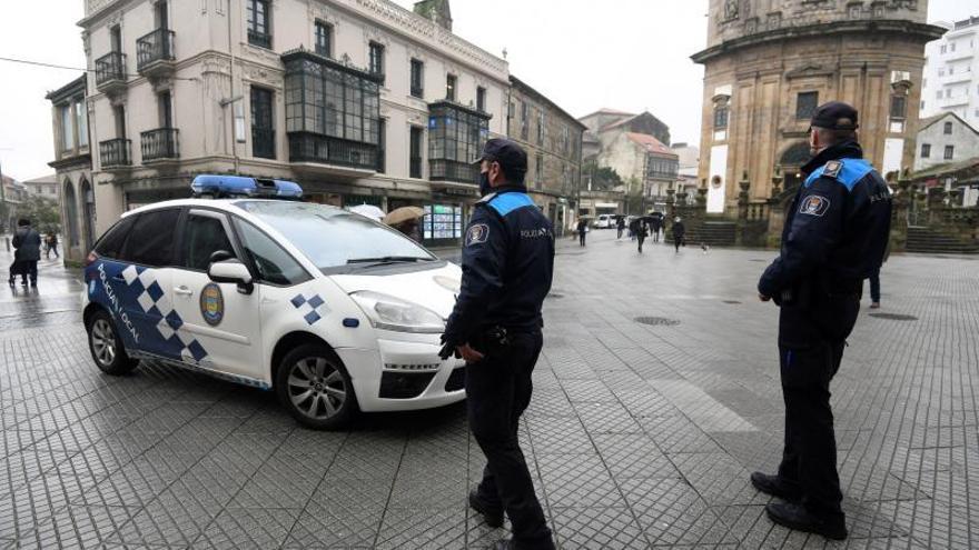 Agentes de la Policía Local de Pontevedra patrullan en el centro de la ciudad. |   // GUSTAVO SANTOS