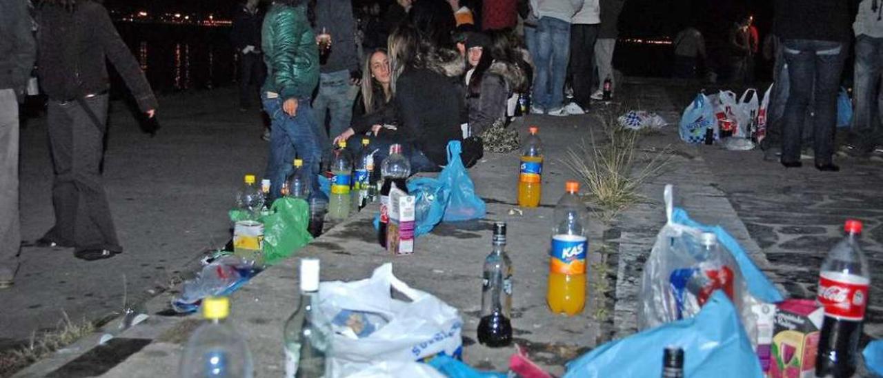 Jóvenes practicando botellón en el helipuerto de Cangas, en una imagen de archivo. // FdV