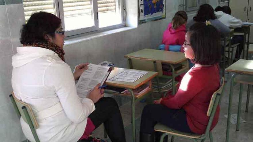 Una de las auxiliares de conversación examinando a una niña.