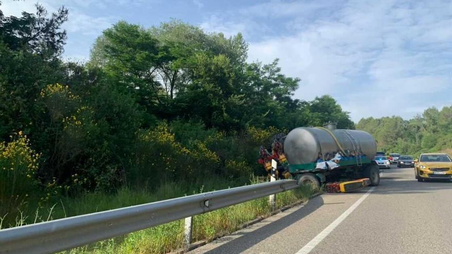 El tractor amb cuba accidentat a la variant de Girona