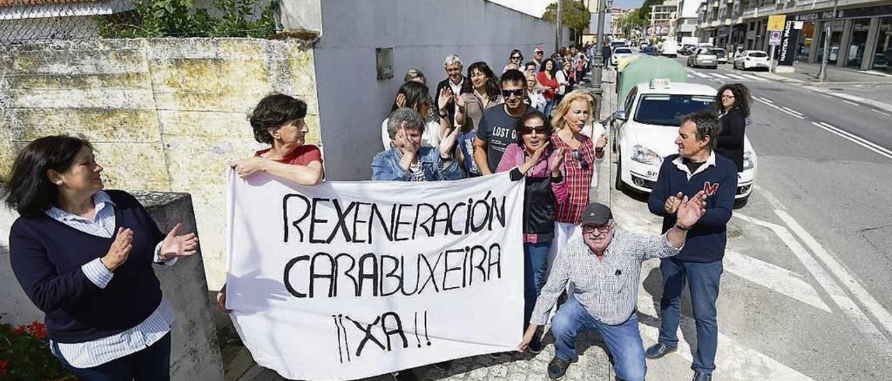 Los vecinos, en su protesta de ayer. // G. Santos