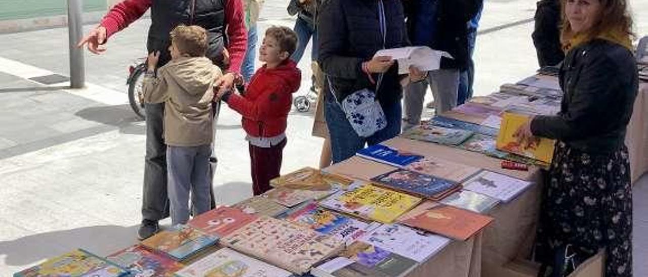 A feira do libro celebrada onte na rúa &quot;catorse&quot;. // Muñiz