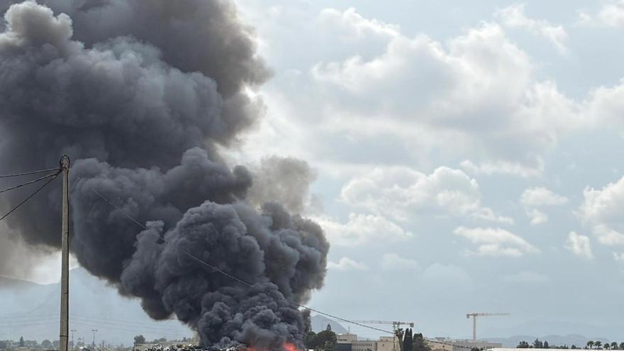 Una gran columna de humo de un incendio en Orihuela alerta a los vecinos