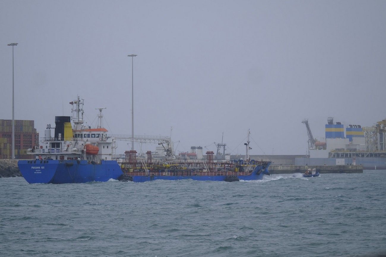 El fuerte viento golpea a una Canarias con calima