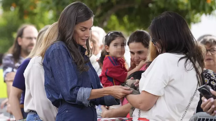 La reina Letizia acaricia un perrito durante su visita a Rebollar (Extremadura)