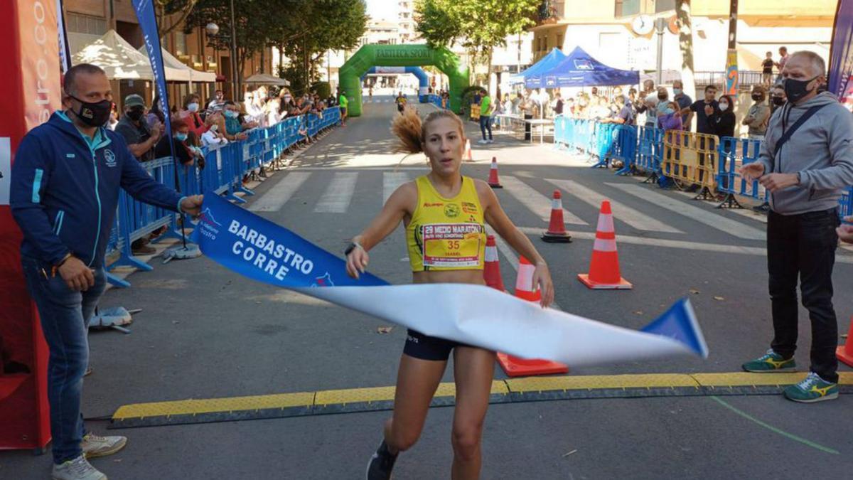 La aragonesa Isabel Linares cruza la meta en Barbastro.
