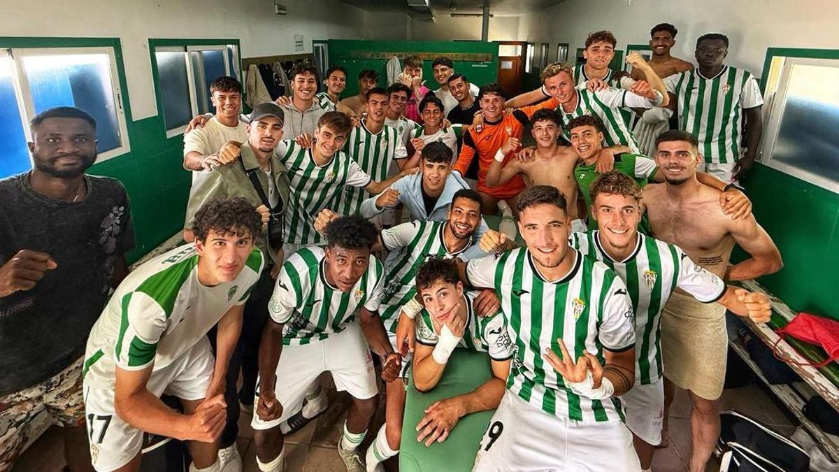 El Córdoba B, tras un encuentro de la pasada temporada.