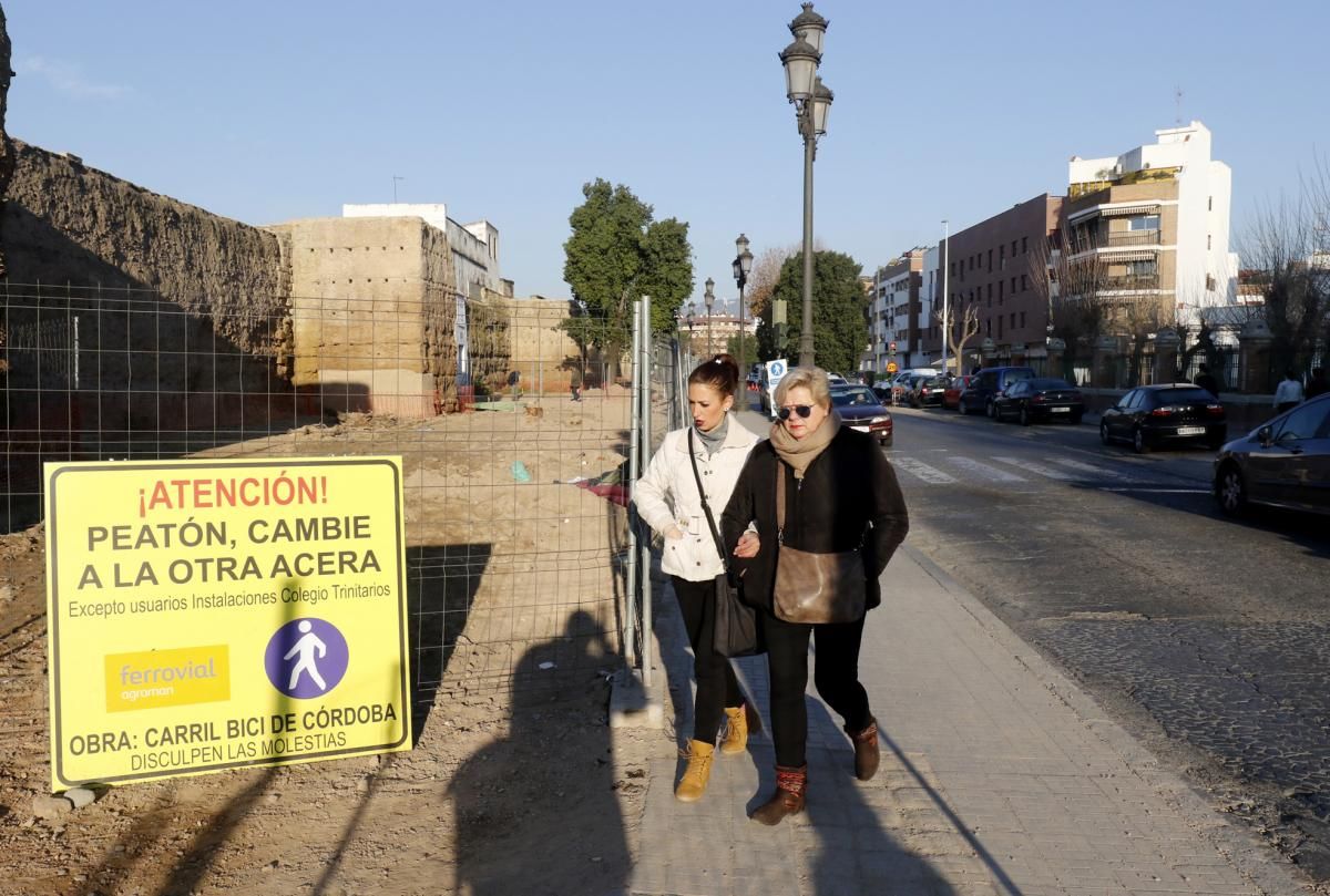 El acceso desde Ollerías a Ronda del Marrubial, cortado a la circulación por obras