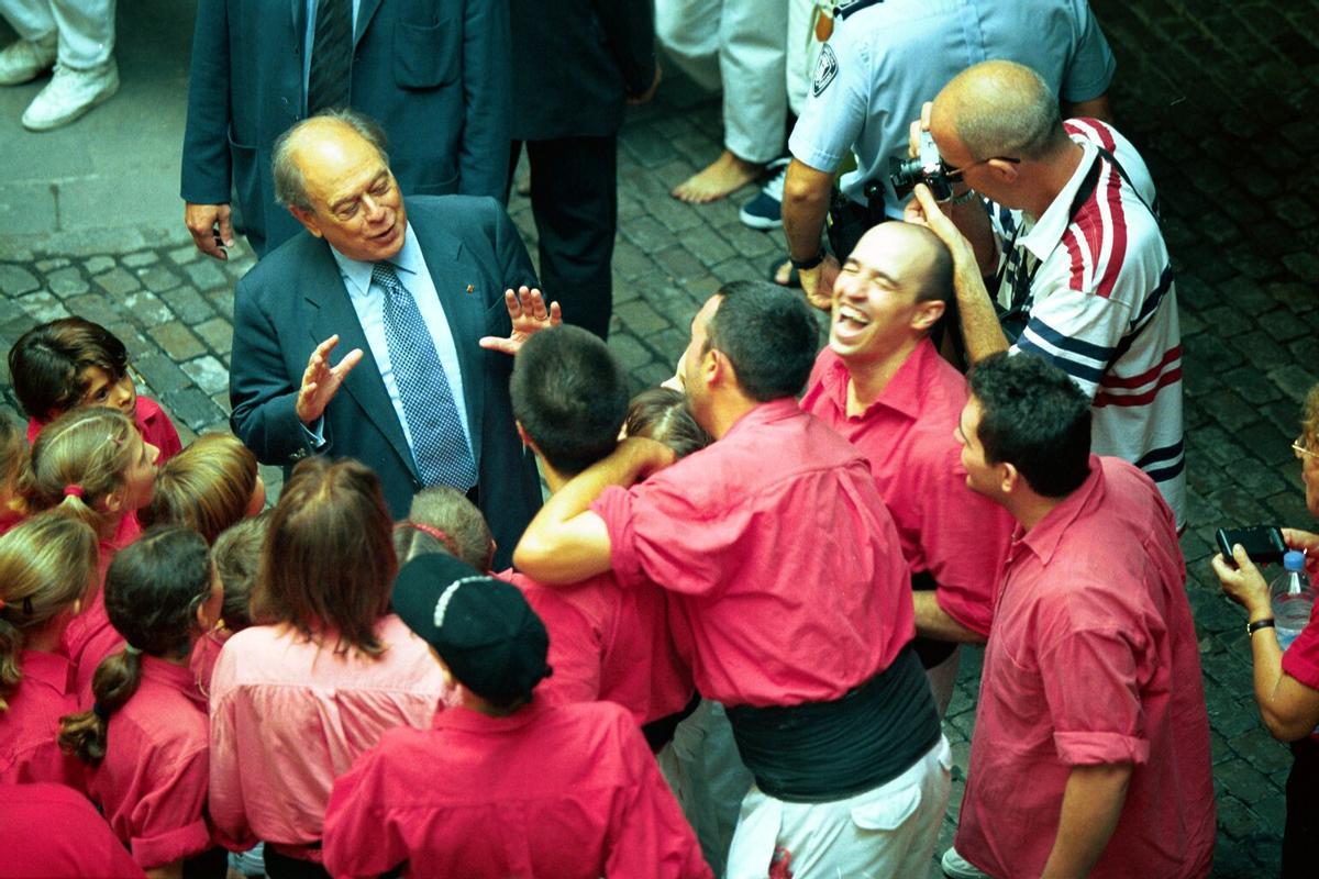 Mercè 1999. AMBIENTE EN LA PLAZA SANT JAUME JORDI PUJOL DEPARTE CON ELS CASTELLERS EN EL INTERIOR DEL AYUNTAMIENTO