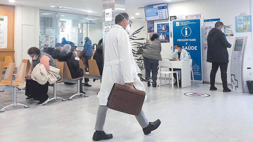 Un médico en el interior de un centro de salud de Santiago de Compostela.