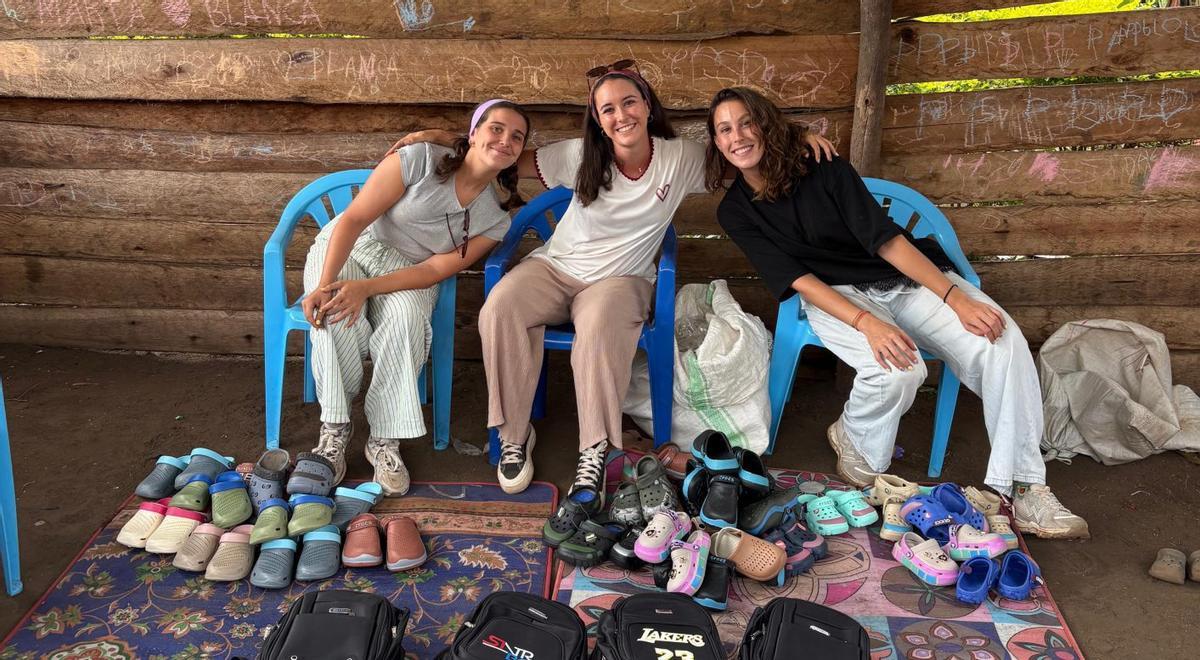 Las tres cañeteras en su voluntariado en Uganda con suministros. | L.O.