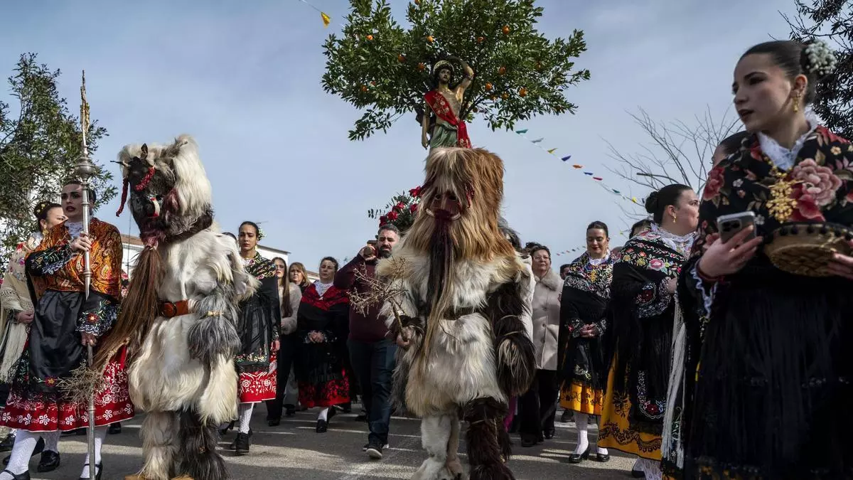 Frío, petardos y Carantoñas: el día grande de Acehúche inunda de emoción las calles del pueblo