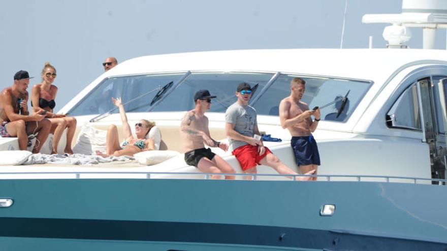 Rooney con su esposa y amigos navegando en aguas pitiusas