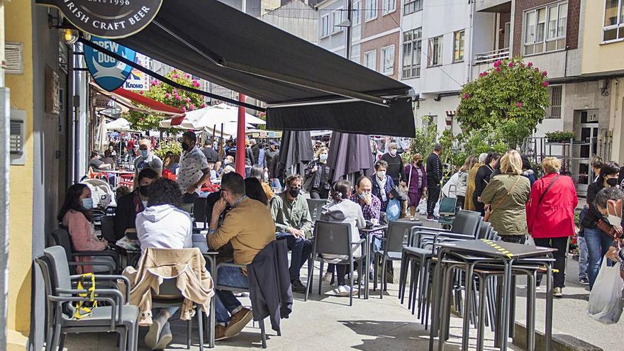 Terrazas de la calle Rosalía de Castro durante el aperitivo.   | // BERNABÉ/ANA AGRA 