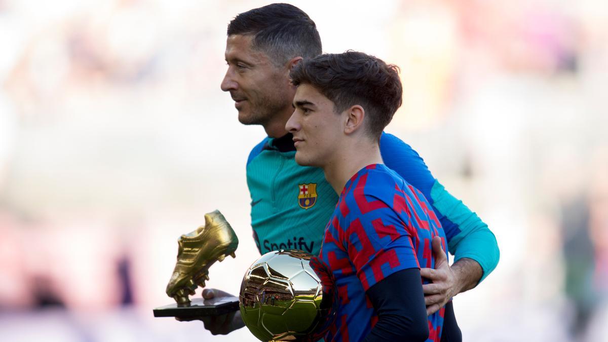 Lewandowski, Bota de oro, y Gavi, Golden boy, con sus trofeos antes del derbi Barça-Espanyol.