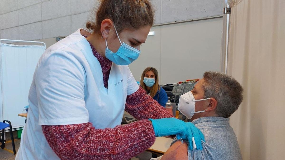 Una mujer recibe la vacuna contra el COVID.