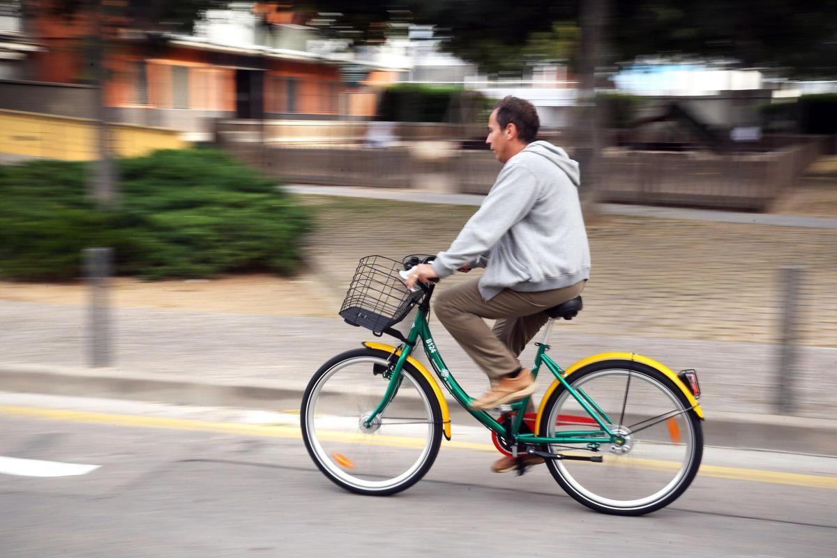 Un usuari de la Girocleta circulant per Girona