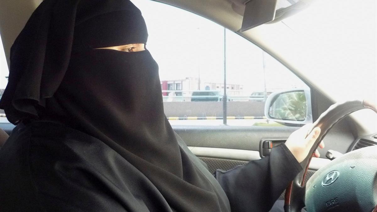 Un activista saudí conduce un vehículo, pese a estar prohibido en su país.