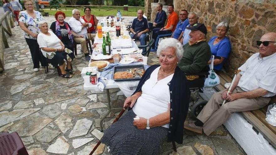 Maruja &quot;La Cuesta&quot;, con otros veteranos de la festividad, junto a la ermita de Santa Ana.