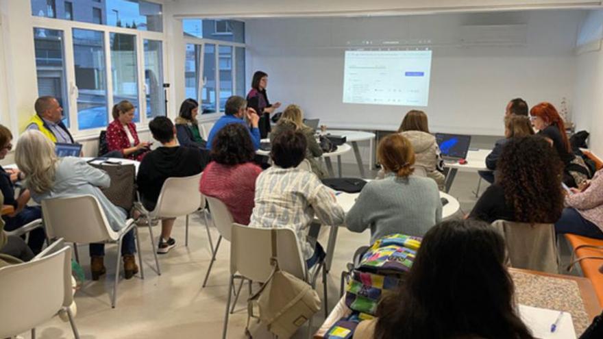 Una clase del curso de redes sociales en A Ramallosa. |