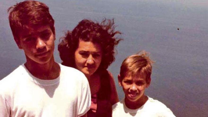 Pedro Sánchez, a la izquierda en Formentor, en agosto de 1985. El secretario general del PSOE está acompañado de su madre, Magdalena Pérez-Castejón, y de su hermano. El nuevo líder de la izquierda veraneó en Can Picafort entre los 14 y los 17 años.