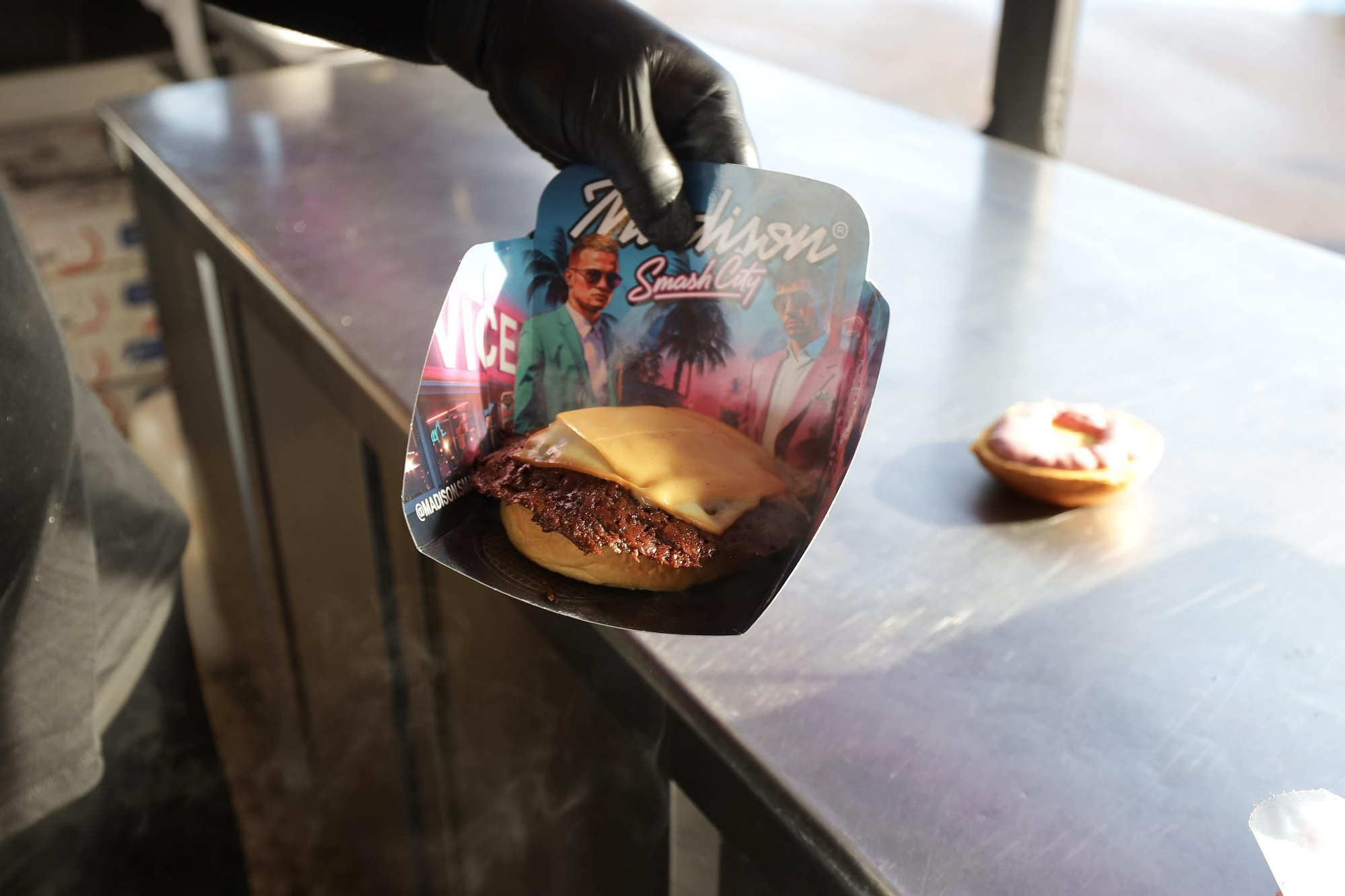 ¿Cómo se trabaja dentro de una 'food truck' de The Champions Burger Zaragoza?