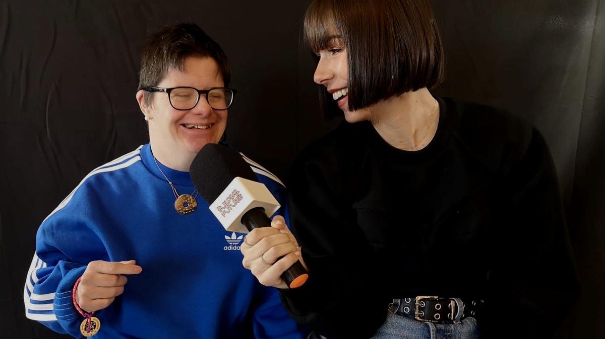 Anna Vives, junto con la mánager de artistas Olga de Palma, que también colabora con Anna en su proyecto de sensibilización mundial de tipografía de letra.