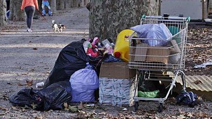 Moltes deixalles, encara per recollir a la zona d&#039;atraccions de la Devesa