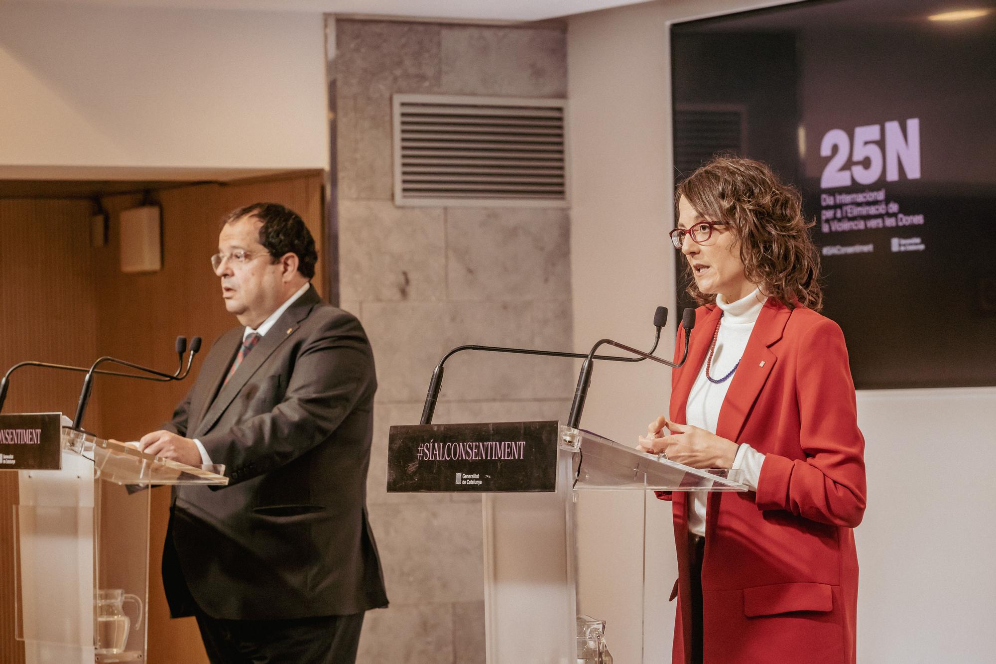 Los 'consellers' Elena y Verge, durante la presentación del balance del plan contra las violencias sexuales en entornos de oci