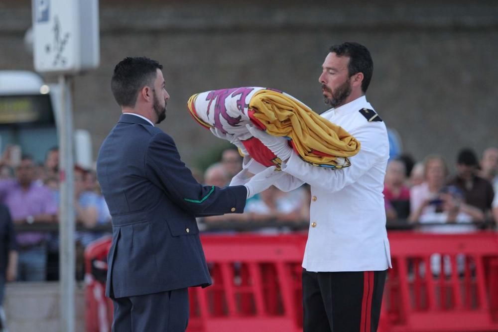 Honores a la bandera en el puerto