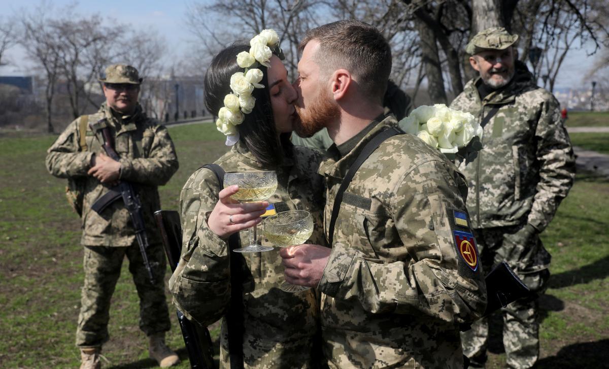 Miembros de las Fuerzas de Defensa Territorial de Ucrania Anastasiia (24) y Viacheslav (43) en su boda, en medio de la invasión rusa de Ucrania, en Kiev, Ucrania.