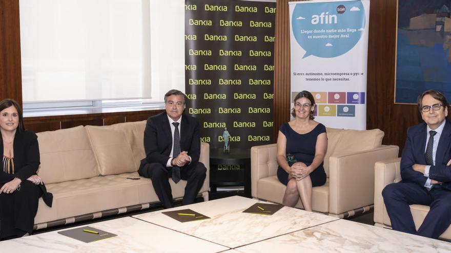 Representantes de Bankia y Afín SGR, antes de firmar el acuerdo