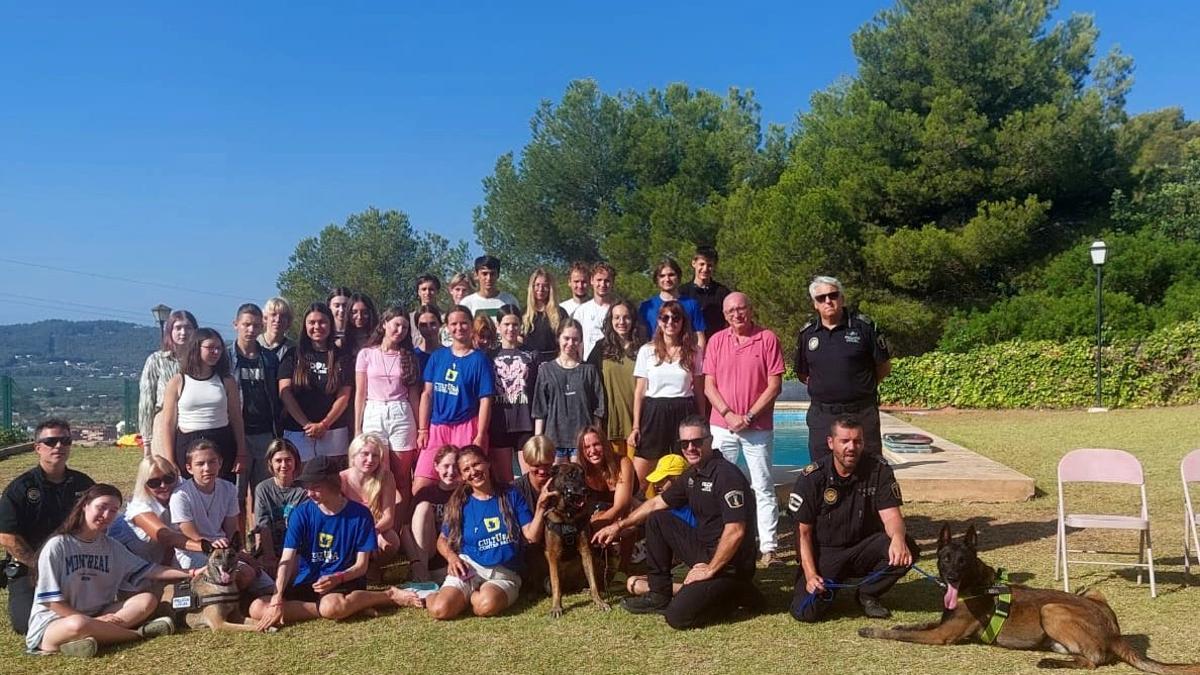 Los jóvenes ucranianos posan junto a los perros y los responsables de la Policía Local