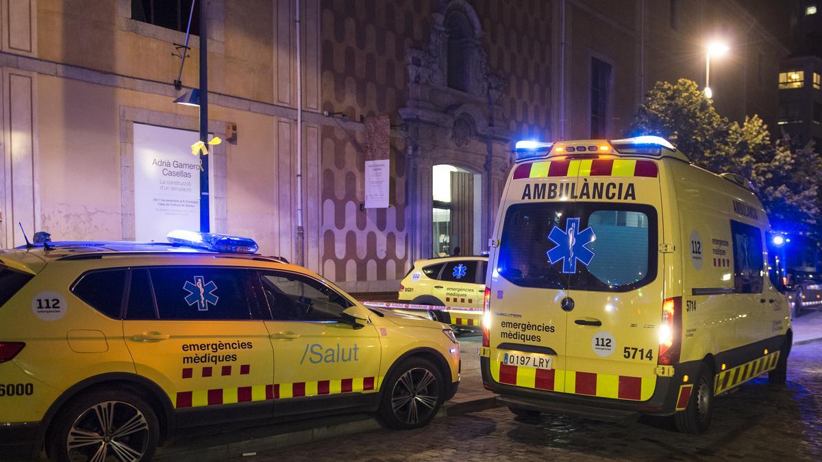 Rettungsdienste stehen nach einer Explosion vor der Casa de Cultura in Girona (Katalonien). Die Explosion einer Trommel in einem Workshop im Rahmen der &quot;Nit de la Recerca&quot;, die in der Casa de Cultura gefeiert wurde, hat nach Angaben der Bomber de la Generalitat zu mehreren Verletzten geführt.