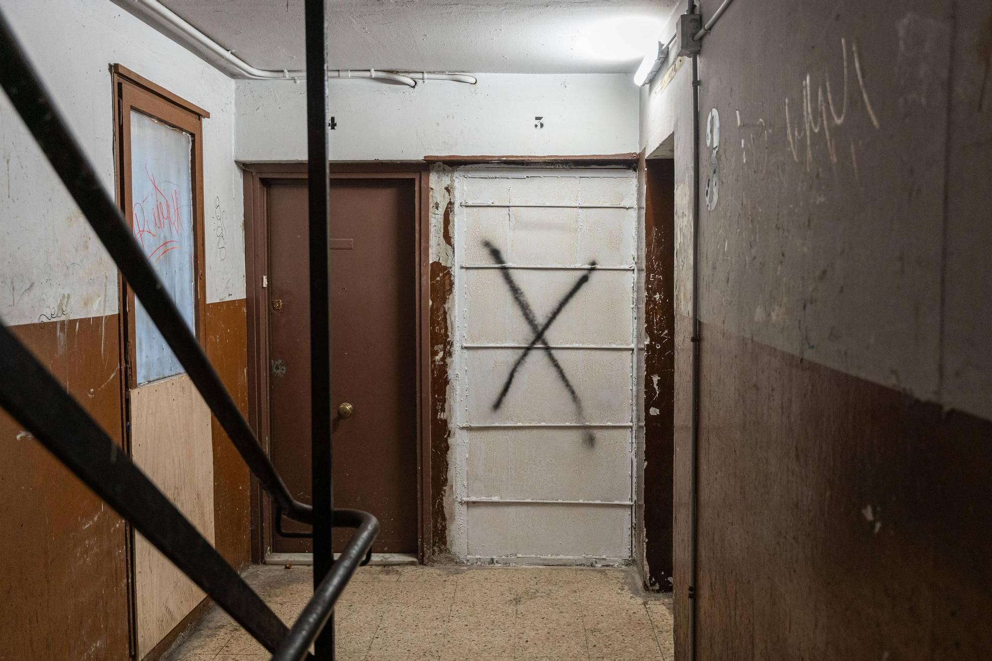 Una puerta tapiada en un piso desalojado en el bloque de la calle Venus, en el barrio de La Mina, en Sant Adrià de Besòs.