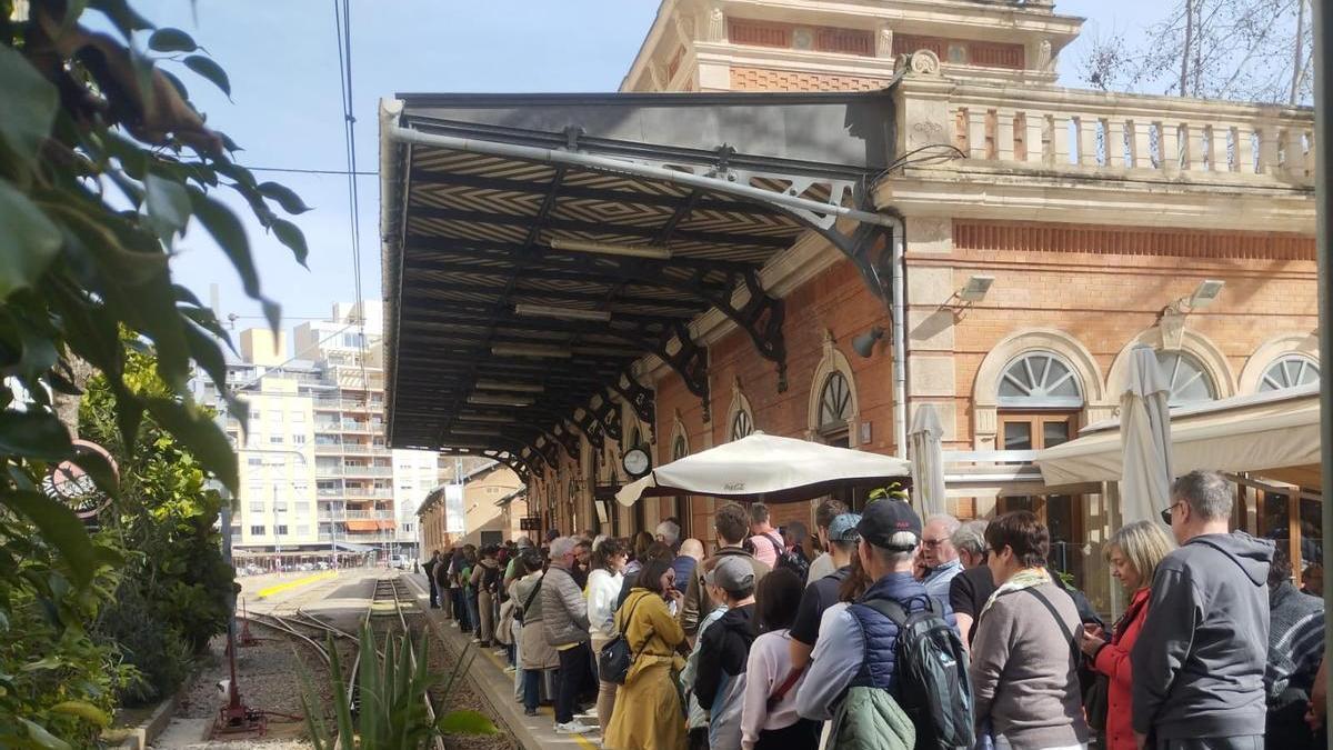 En la imagen, turistas en la estación del tren de Sóller este mes de febrero.