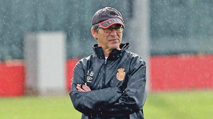 Steht im Regen: Fernando Vázquez, bislang Trainer von Real Mallorca.