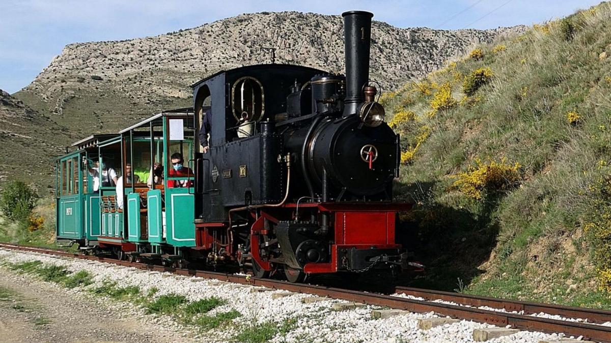 Usuarios subidos en el tren minero de Utrillas, con la locomotora de vapor Hulla que data de 1903. | AYUNTAMIENTO DE UTRILLAS