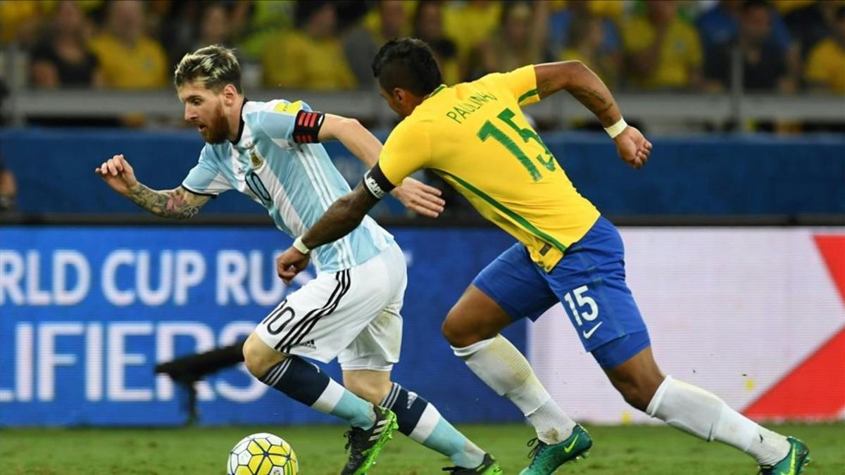 Messi enfrentándose a Paulinho