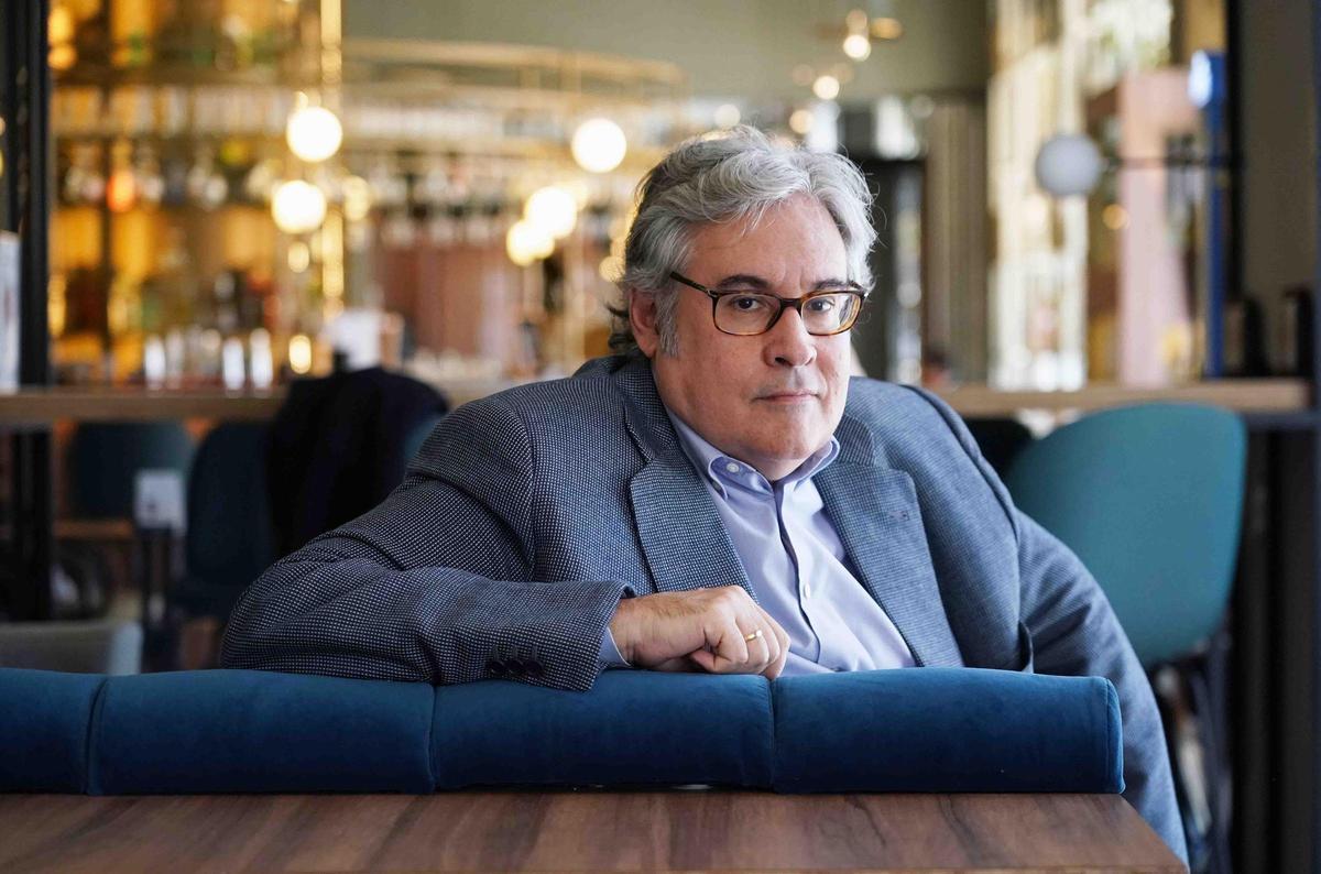 El escritor, Juan Manuel Prada, durante la sesión de fotos