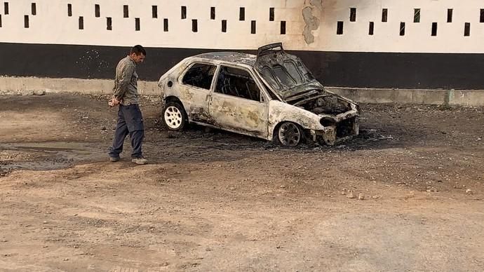 El incendio de un vehículo en Bañaderos provoca retenciones en la GC-2