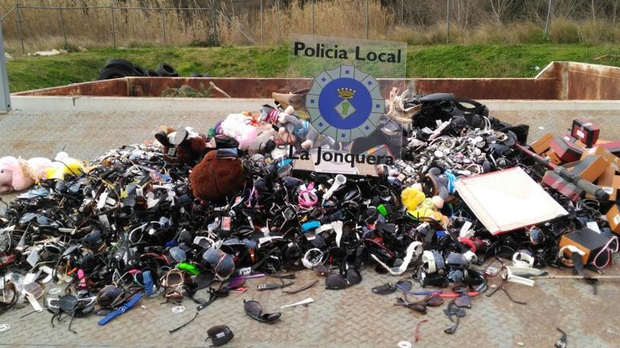 La Policia de la Jonquera destrueix més de dos mil objectes de la venda il.legal