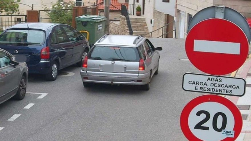 Las cámaras captan a un coche por la zona restringida.