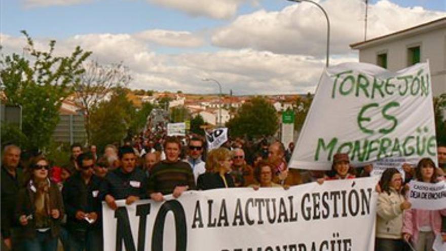 Un millar de personas protestan por la gestión del parque de Monfragüe